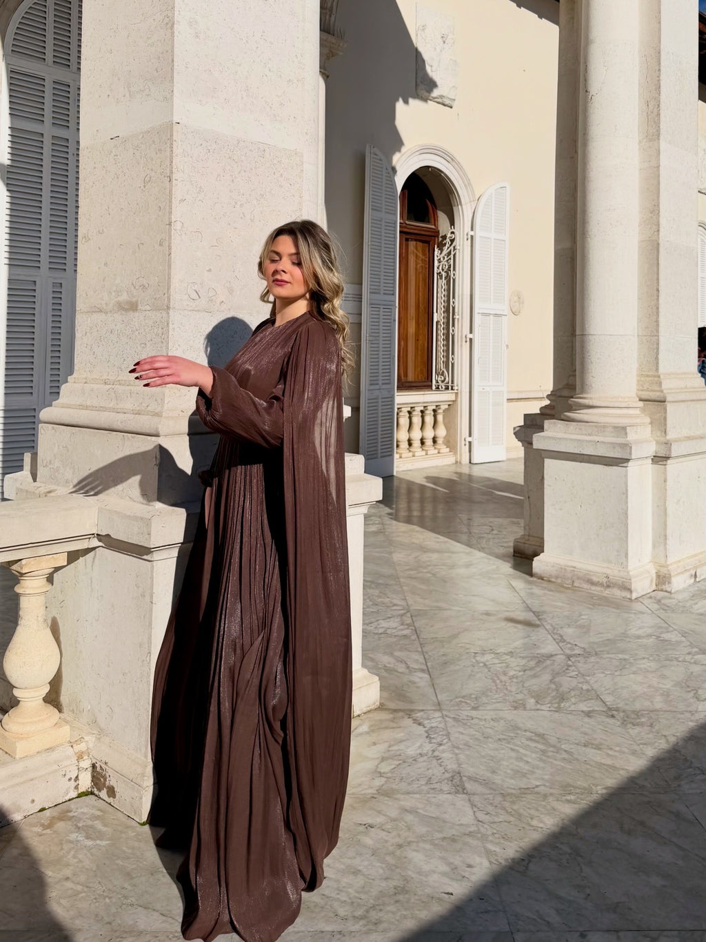Abito Lungo Plissé con Mantella - Eleganza Senza Tempo