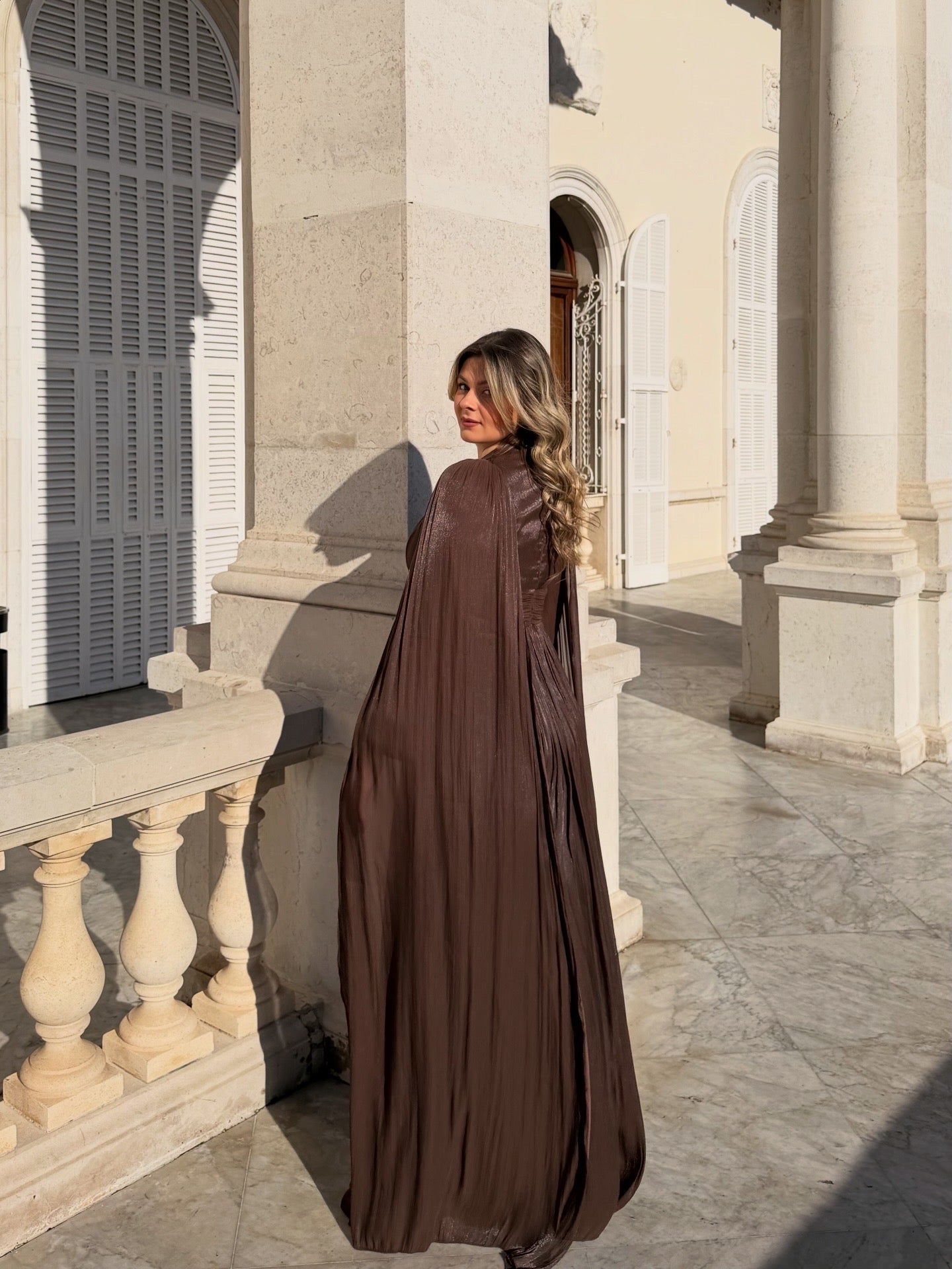 Abito lungo plissé con mantella – Eleganza senza temp