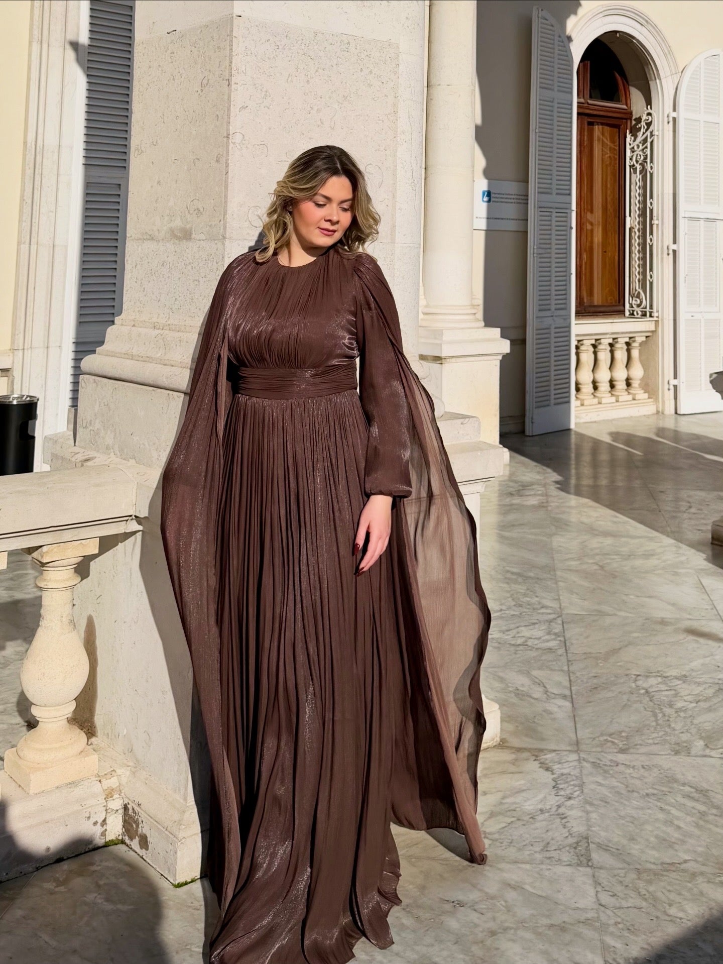 Abito lungo plissé con mantella – Eleganza senza temp