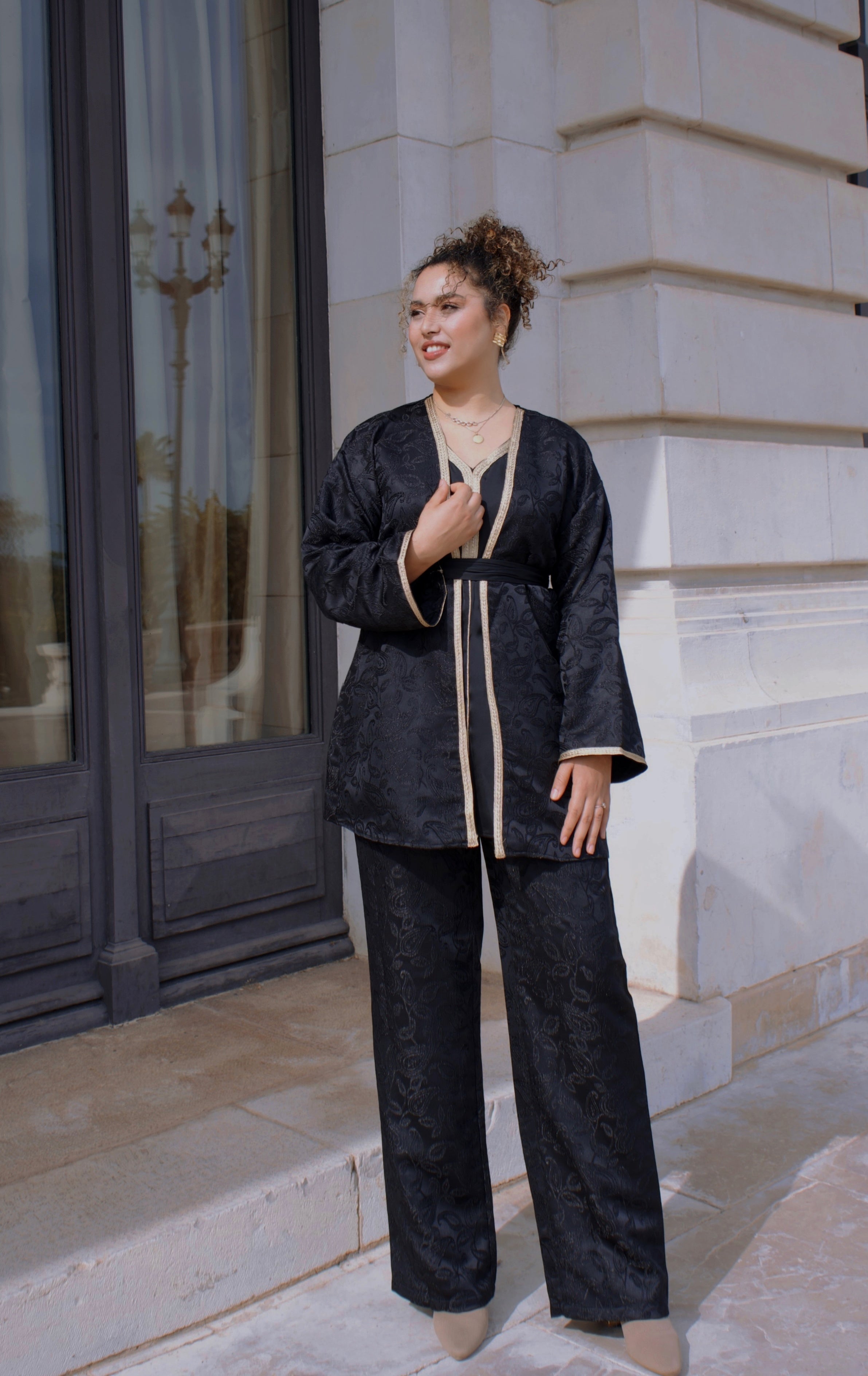 Completo Elegante Nero con Giacca Kimono e Pantaloni Palazzo