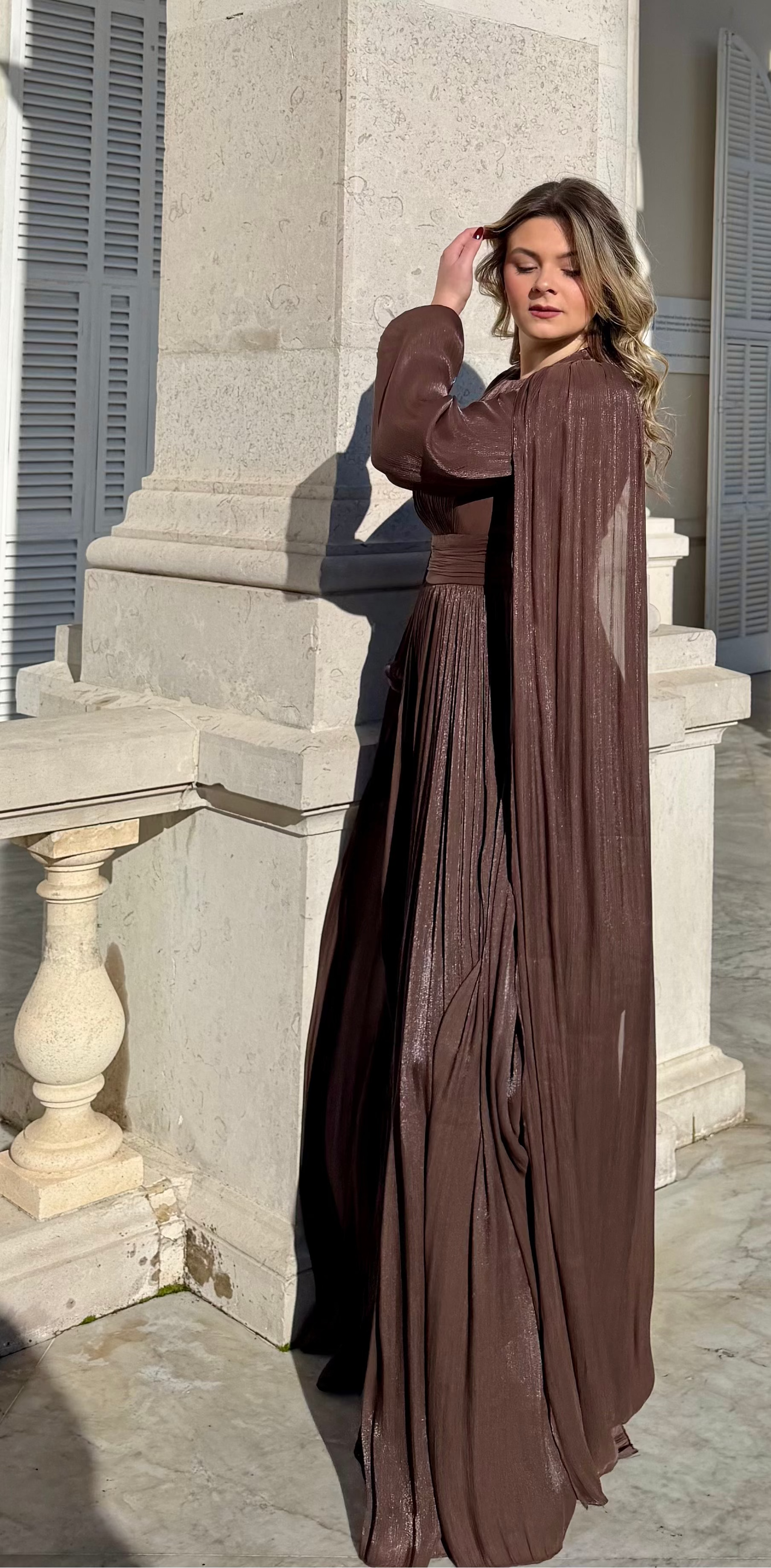 Abito lungo plissé con mantella – Eleganza senza temp
